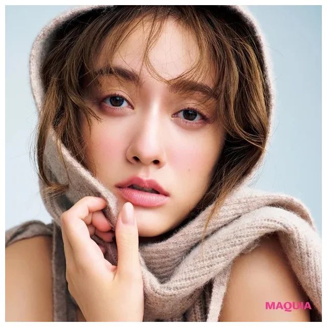 鼻まわりチークであどけない顔に