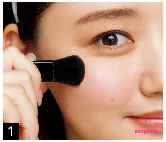 青みピンクのチークで元から肌がキレイな印象に