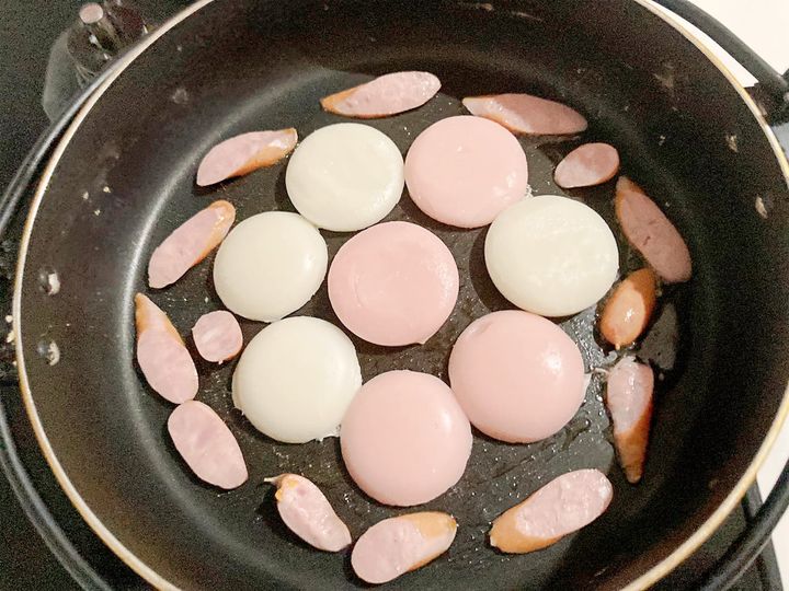フライパンに餅とウインナーを並べる