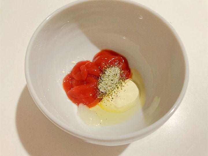 ピザソースの材料を混ぜる様子