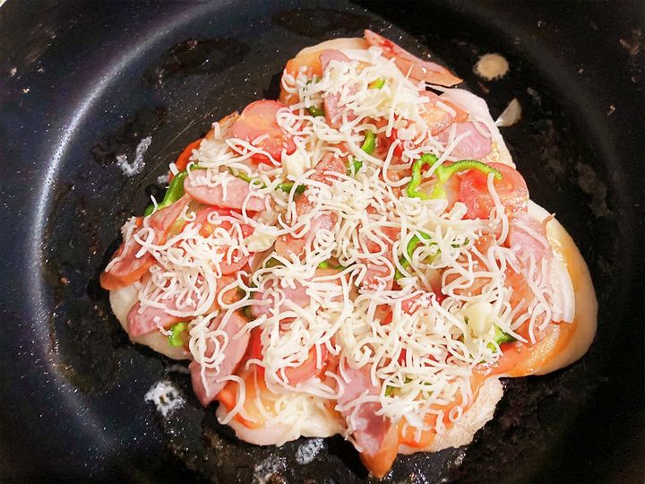 野菜とウインナーをトッピングした様子