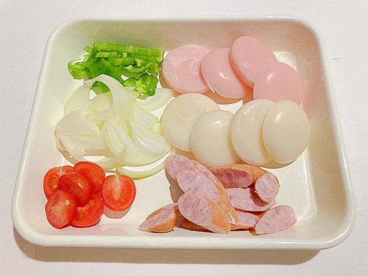 カットした餅ピザの材料