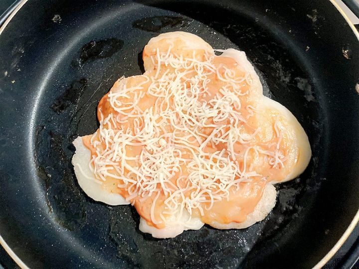 ピザソースとチーズをトッピングした様子