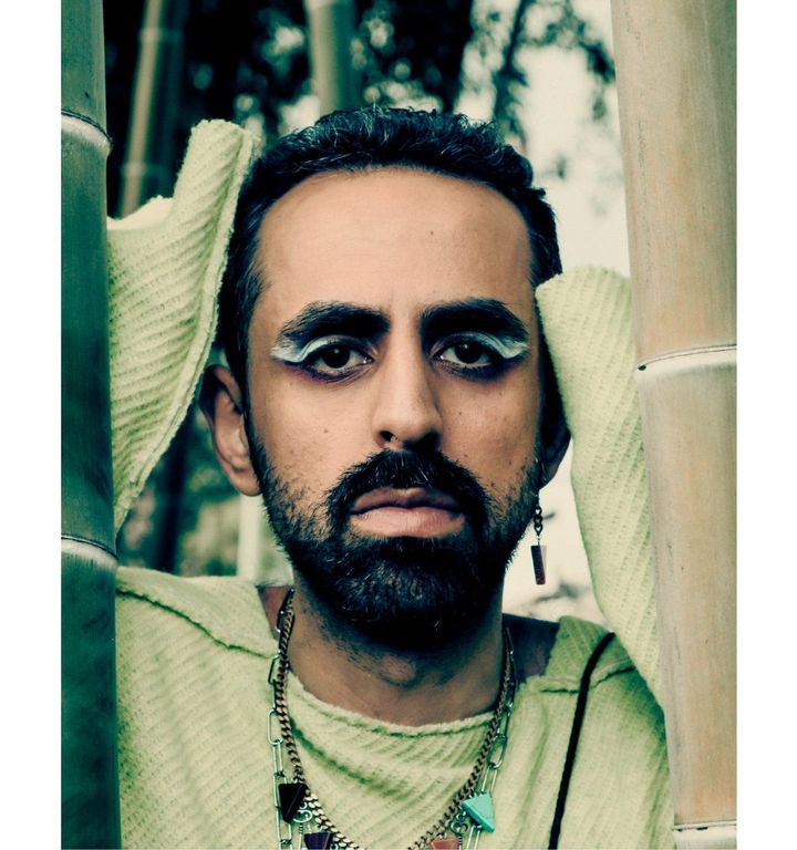 今回の来日では、東京を拠点にパレスチナに連帯するアーティストやデザイナーとコラボレーションプロジェクトを実施。本プロジェクトで製作された衣装を着用し、撮影が行われた。セーター／WATANABE MIKU トライアングルネックレス イヤリング／すべてBLACK TRIANGLE DESIGN