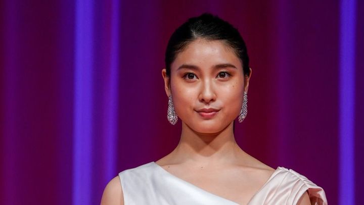 遠藤航の顔面に飛び蹴りの三笘同僚、なぜか土屋太鳳のインスタをフォローしている