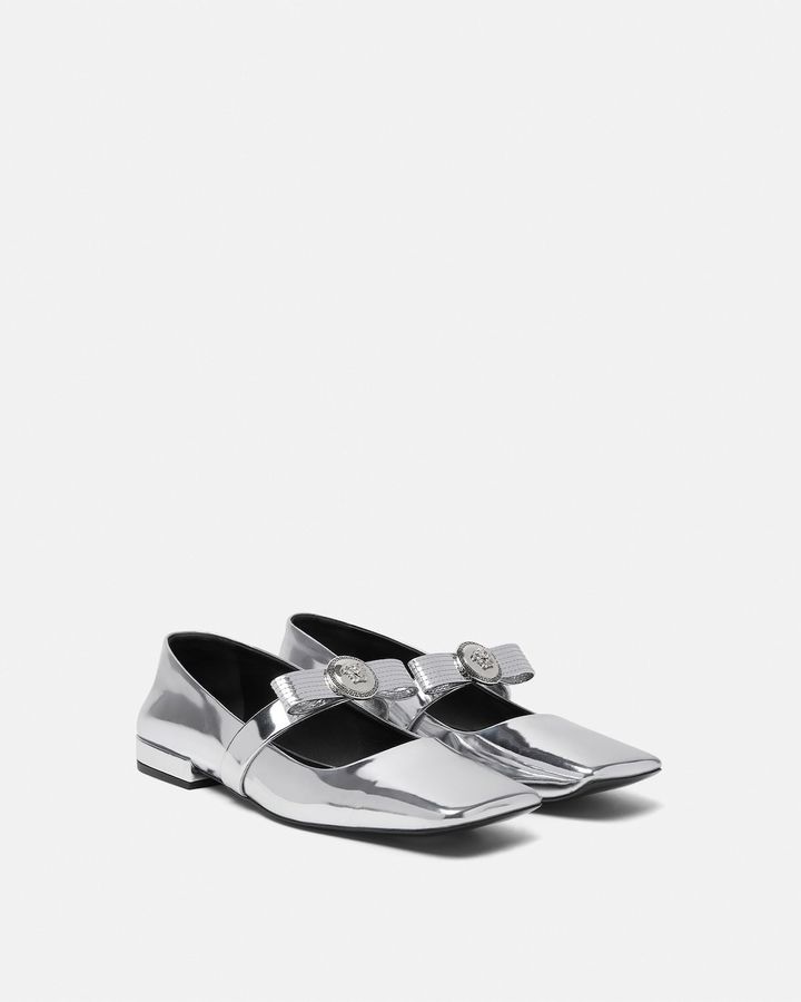 「ジャンニ リボン メタリック バレエシューズ」 ヒール 2cm ¥140,800／VERSACE