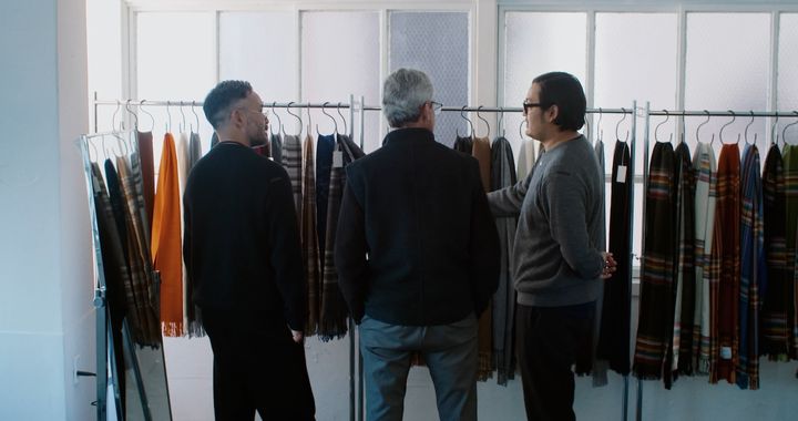 ペルーの〈パコマルカ研究所〉の“アルパカ先生”ことアロンゾさん（写真・中央）と話をする井上兄弟