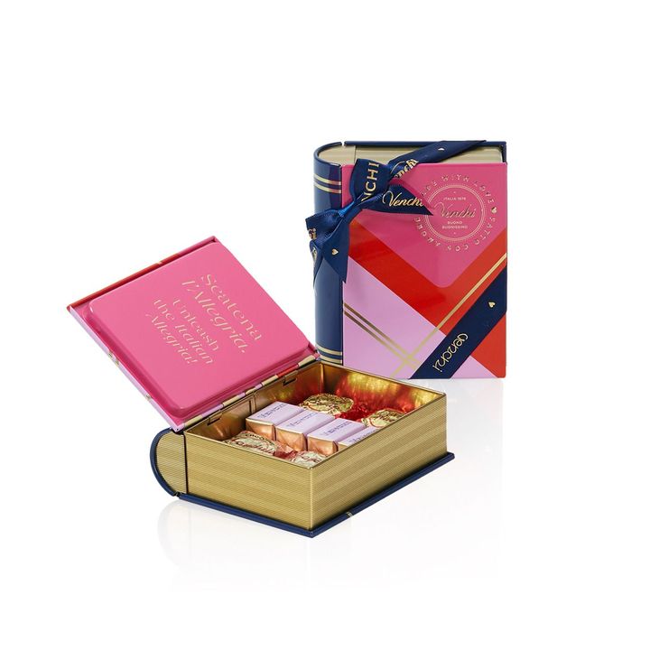 毎年人気のミニブック缶の2025年バレンタイン限定バージョン。チョコレート3種類8粒をアソート。ローズ＆ネイビー ミニブック缶 ¥4,320