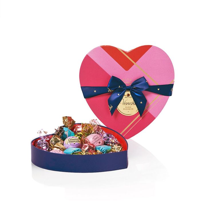 大らかなハート型のボックスに、パンナコッタ＆キャラメルやティラミス、バッチョ ディダーマなど、イタリアンドルチェシリーズを中心に7種類16粒をアソート。ローズ＆ネイビー ハートギフトボックス ¥7,560