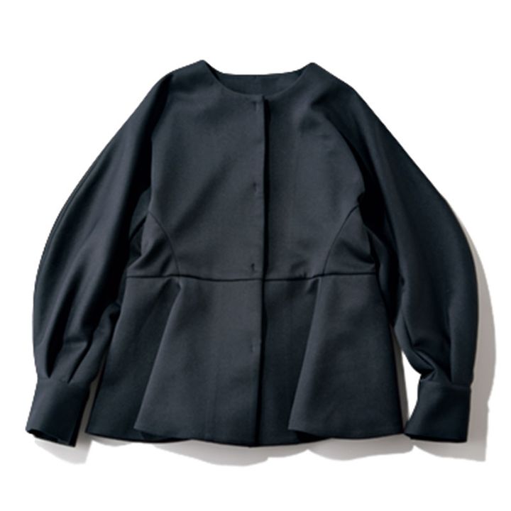 光沢素材のペプラムシルエットのジャケット