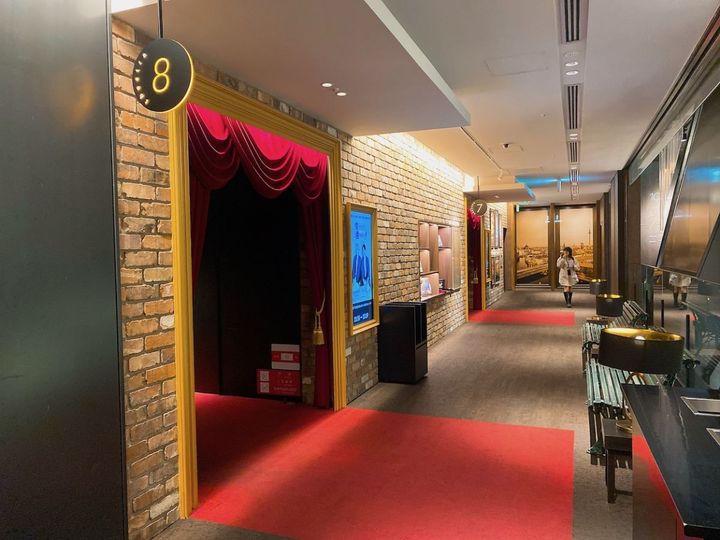 10階：ドイツの街並みを意識したレンガ基調の内装