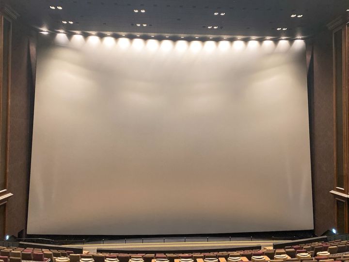 スクリーンの高さはビル6階相当