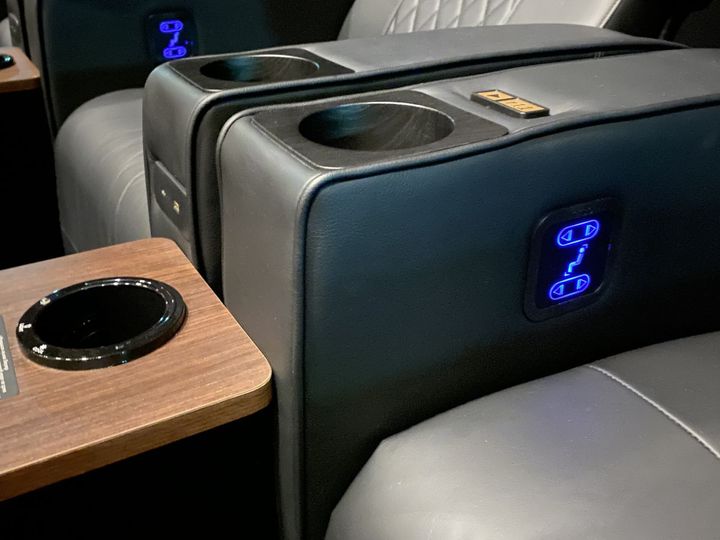 リクライニングは手元で操作可能