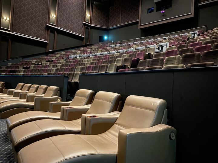 最前席はフラットシートになっており、通常価格で楽しめる