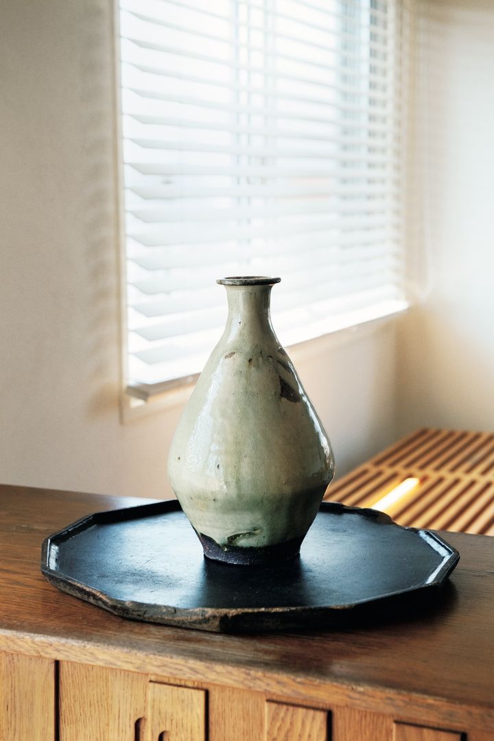 十角盆は李朝、壺は長野に登り窯を構える小嶋亜創の作。キャビネットはウェグナーのヴィンテージ。
