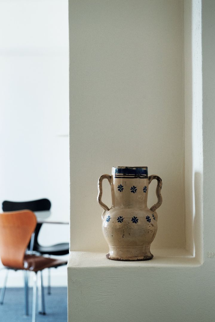 廊下の壁には、陶磁器などを飾るためのスペースを設けた。耳付きの水がめは南イタリアの古いもの。