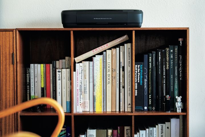 リビングのキャビネットは「収納量を優先した家具より、いつ目にしても心地よさを感じるデザインを」と選んだコッホの名作。本の並べ方にも美学が感じられる。