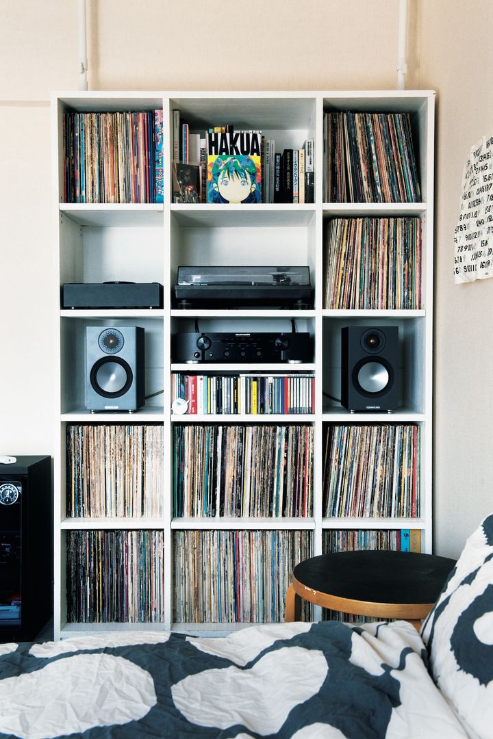 長男・満智夫さんの個室。レコードは父子共通の趣味。テーブルは両親が長年使っていたアルテック製。