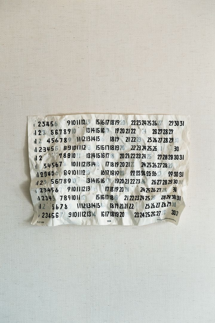 壁にはファッションディレクター長谷川昭雄と美山有による和紙カレンダー。シワを寄せてから張った。