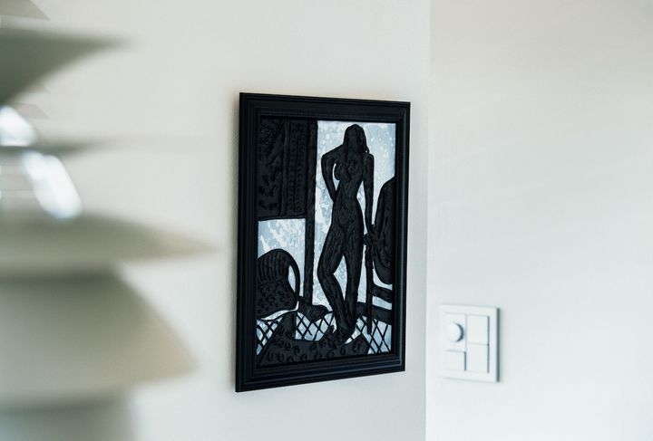 ダイニング（右の写真）の隣には、扉のない仕切り壁を介して寝室が続く。寝室に飾ったのは、名画をモチーフにしたヒロ杉山のブラックペインティングシリーズ。