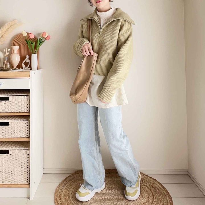 画像: 長め丈のシャツ合わせで腰回りをカバー