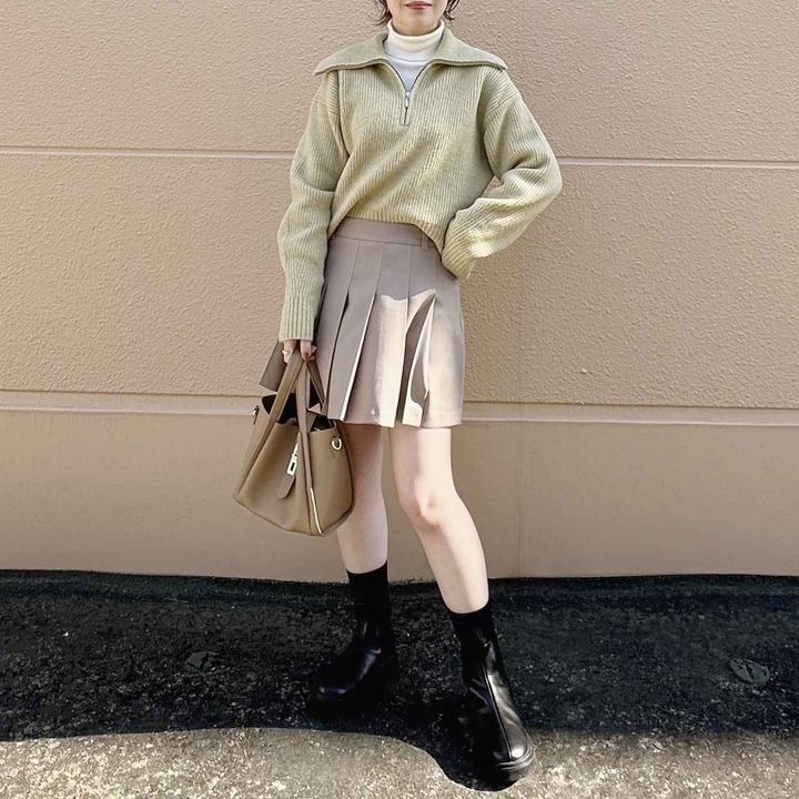 画像: タートルネックニットをインナーに