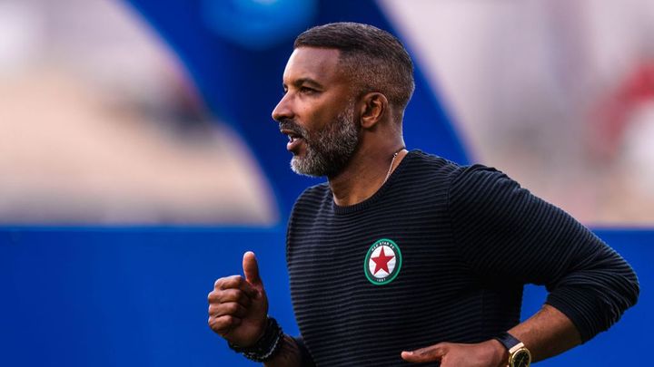 日本代表FW加入から数日…監督が電撃解任、新指揮官は「日本代表DFの元同僚」47歳