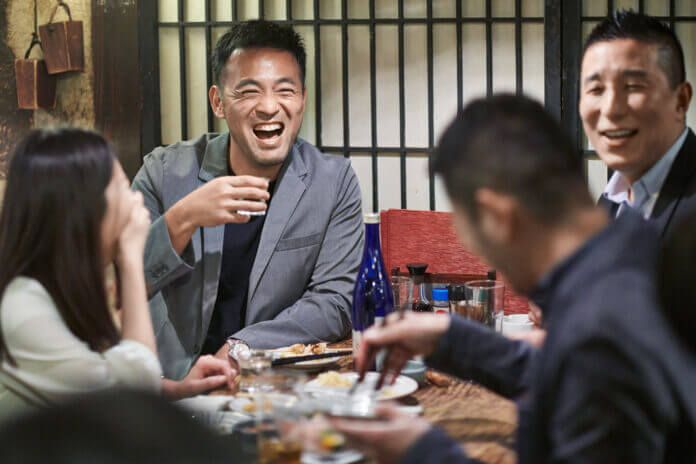 酒は飲んでも飲まれるな！ お酒の場で注意すべきこと3選！