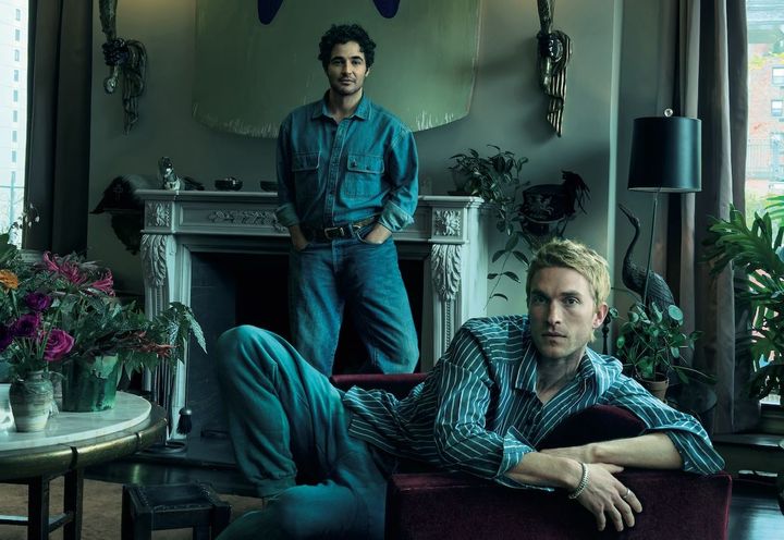 日常に愛をもたらす服 婚約者であるバレエダンサーのハリソン・ボールとニューヨークの自宅でリラックス。最近はギャップの発祥地であるサンフランシスコに滞在することも多いそうだが、愛あふれる時間をこの自宅で過ごしている。<br /> 〈手前・Harrison〉シャツ 参考商品／GAP（ギャップ） 〈奥・Zac〉シャツ 参考商品／BANANA REPUBLIC（バナナ・リパブリック） ジーンズ 参考商品／GAP（ギャップ） その他／スタイリスト私物