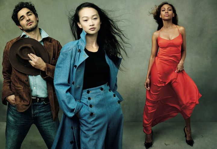 世界も注目、“新星”ギャップ 2025 年から本格始動するザック・ポーゼンが 手がけるギャップの新ライン「GapStudio」。 アメリカで 1 月公開の映画『Presence(原題)』に出演する カリーナ・リャンがたおやかに纏うデニムのセットアップから、 俳優のニコール・ベハーリーが 堂々と着こなすあでやかなレッドドレスまで。 彼の類いまれなデザインが、 あらゆるシーンに華を添える。<br /> 〈左・Zac〉ジャケット シャツ ともに参考商品／BANANA REPUBLIC（バナナ・リパブリック） ジーンズ ¥8,990／GAP（ギャップ） 〈中央・Callina〉「ギャップ スタジオ」トレンチコート パンツ（ともに4月発売予定） ともに参考商品 〈右・Nicole〉「ギャップ スタジオ」ドレス（4月発売予定） 参考商品／すべてGAP（ギャップ） シューズ／LARROUDÉ（larroude.com） その他／スタイリスト私物