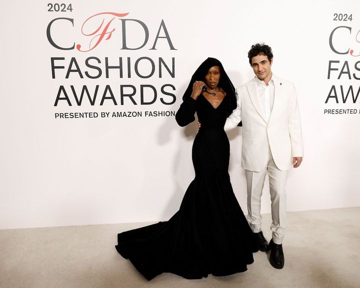 2024年公開の映画『ウィキッド ふたりの魔女』で、アリアナ・グランデと共に主演を務めたシンシア・エリヴォ。ポーゼンが製作したフード付きガウンを着用。Taylor Hill/Getty Images