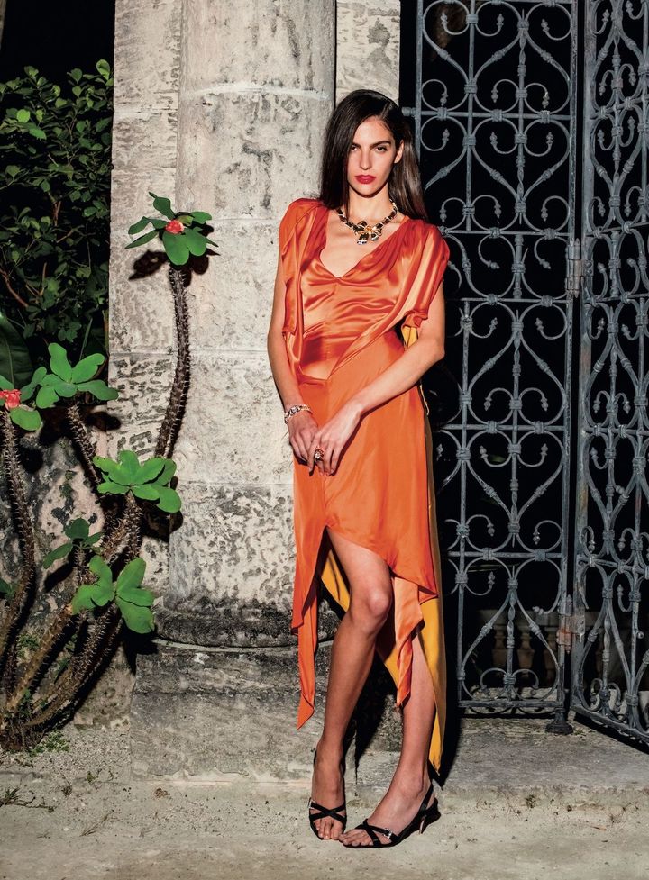 「ムサイヨン」 ネックレス WG×YG×RG×オーバルカット スペサタイトガーネット（23.47カラット）× サファイア×ダイヤモンド 参考商品 インドの宝物と宝石職人技にオマージュを捧げた色鮮やかなブーケのデザイン。 「シャルム ドゥ ラジャスタン」 リング YG×WG×エメラルドカットダイヤモンド×ルビー 参考商品 3色のカラーバリエーションでアンカーチェーンを表現。 「キャプ ヴァー ル トレゾール」 ブレスレット YG×サファイア×ダイヤモンド 参考商品／すべてVAN CLEEF & ARPELS ドレス 参考商品／KIKO KOSTADINOV