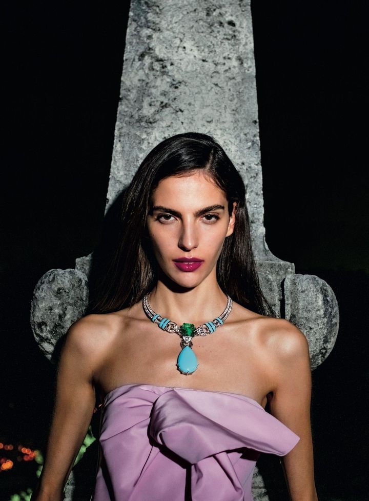 船上のロープの結び目を彷彿させるディテールと特別な色石たちの華麗なる競演。 「ヌー マリン」 ネックレス （取り外し可能なペンダントトップ付き）エメラルドカット エメラルド（31.99カラット)×エメラルド×ターコイズ×ダイヤモンド 参考商品／VAN CLEEF & ARPELS ドレス 参考商品／PATOU