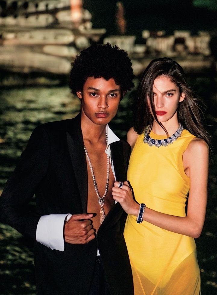 〈右〉高度なセッティング技術によりアシンメトリーで立体的な輝きを実現。「エキューム ミステリユーズ」 ネックレス WG×RG×トラディショナル ミステリーセット サファイア×サファイア×ダイヤモンド 参考商品 穏やかで規則的な波の動きに着目。 「トラヴェルセ ミステリユーズ」 ブレスレット RG×トラディショナル ミステリーセット サファイア×サファイア×ダイヤモンド 参考商品 船のロープの細やかなディテールを指先に。 「コルダージュ アンフィニ サフィール」 リング WG×RG×オーバルカットサファイア（7.08カラット）×ダイヤモンド 参考商品／すべてVAN CLEEF & ARPELS ドレス 参考商品／16ARLINGTON 〈左〉想像上の「宝物」をオリエンタルに再解釈。8通りの着用が可能。 「ハーモニー ペルシャン」 ロングネックレス WG×YG×ホワイト&グレーパール×ダイヤモンド 参考商品／VAN CLEEF & ARPELS ジャケット ￥605,000／RALPH LAUREN PURPLE LABEL パンツ 参考商品／DRIES VAN NOTEN シャツ／スタイリスト私物