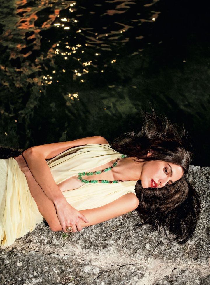 特別な古代のビーズと瑞々しいエメラルドが高貴でエキゾチックなムードを放つ。形を変えて着用も可能。「キャプ コモラン」 ロングネックレス YG×エメラルドビーズ×ルビー×パール×ダイヤモンド 参考商品 「トレゾール＝宝物」と名付けられたリングは、装飾的な古代の箱からインスパイア。 「トレゾール グラフィーク」 リング YG×エメラルド×ルビー×ブルー&モーヴサファイア 参考商品／ともにVAN CLEEF & ARPELS ドレス 参考商品／DAVID KOMA