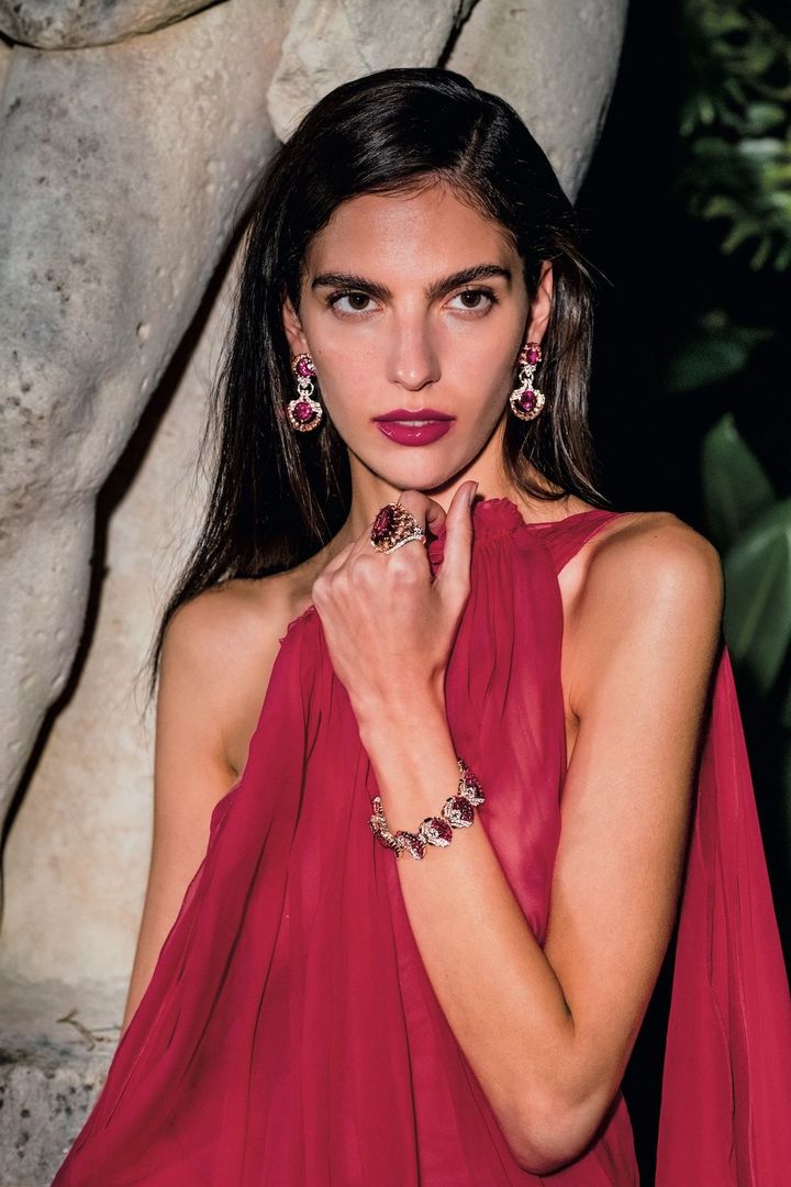 バフトップ トラディショナル ミステリーセットにより繊細な動きを生み出す仕上がりに。「コキーユ ミステリユーズ」 ブレスレット WG×RG×トラディショナル ミステリー セット ルビー×ルビー×ダイヤモンド 参考商品 貝殻の美を象徴する凹面に目を奪われる作品。 「コキーユ メルヴェイユーズ」 イヤリング RG×4石のラウンドカットルベライト（計21.03カラット）× ダイヤモンド 参考商品 ルネサンス時代の王妃の装飾品を彷彿させる華やかさ。センターストーンを引き立たせるためにゴールドのメッシュ構造が施されている。 「エクラ ドゥ カトリーヌ」 リング RG×WG×クッションカットピンクトルマリン（36.28カラット）×ダイヤモンド 参考商品／すべてVAN CLEEF & ARPELS ドレス 参考商品／ALBERTA FERRETTI