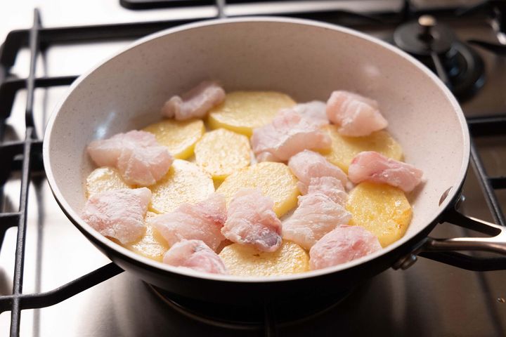 タラを蒸し焼きにする