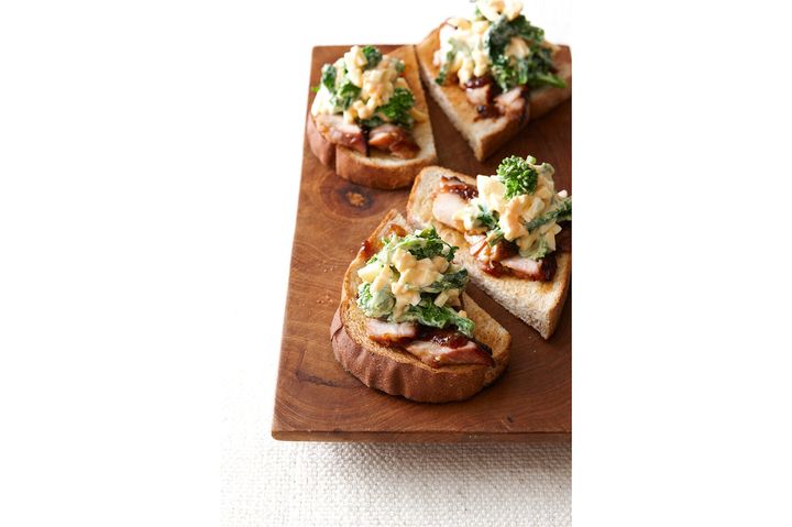 菜の花入りタルタルのチキンオープンサンド