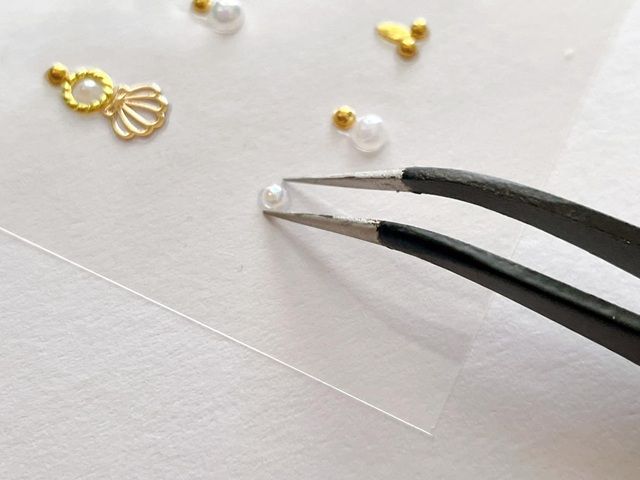 ダイソー ピンセットとネイルパーツ