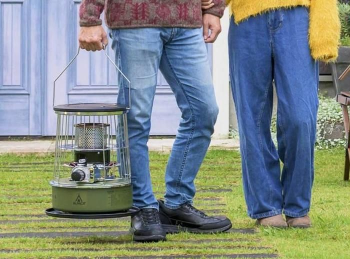 アルパカストーブを運ぶ男性