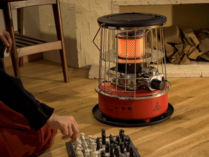 アルパカストーブの前でチェスをする女性