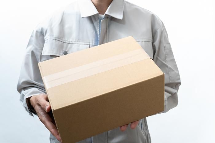 宅配便を届ける人