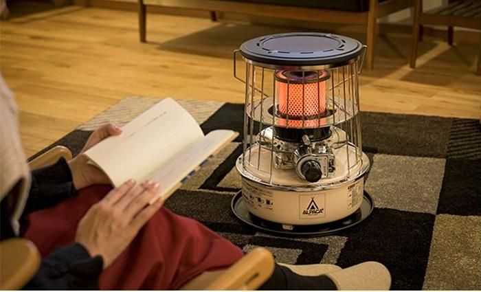 アルパカストーブの前で本を読む女性