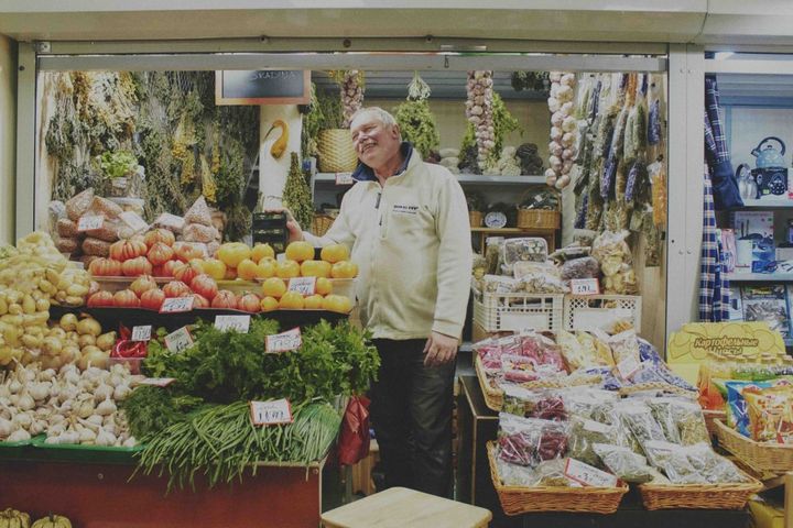 リーガ郊外の歴史あるマナーハウスと市場で触れるラトビアの文化【トラムのある街】