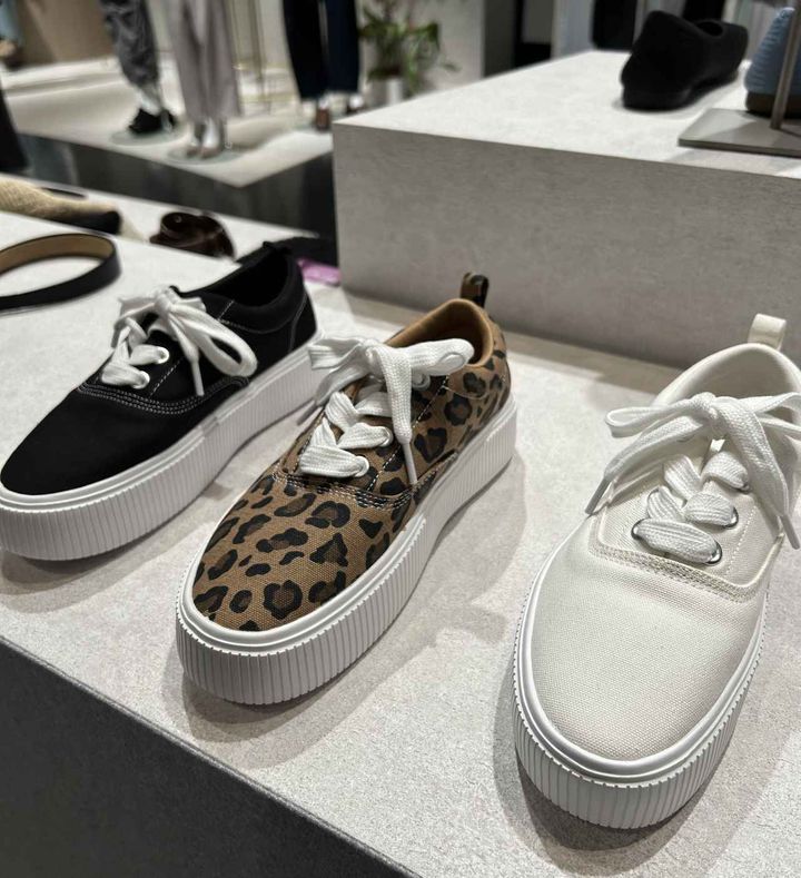 画像: 【GU】ボリュームソールキャンバススニーカー+E各¥2,990 www.gu-global.com