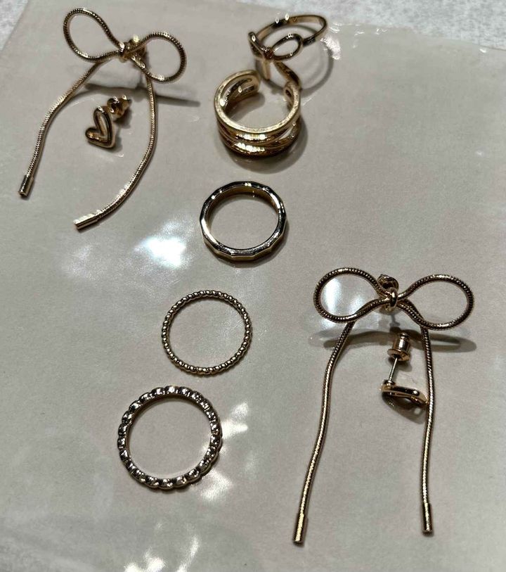 画像: 【GU】スネークチェーンリボンピアス¥590、メタルリボンリング5P¥590 www.gu-global.com