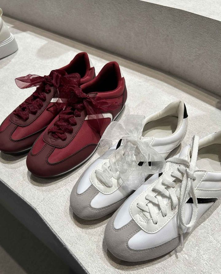 画像: 【GU】リボンスニーカー各¥2,990 www.gu-global.com