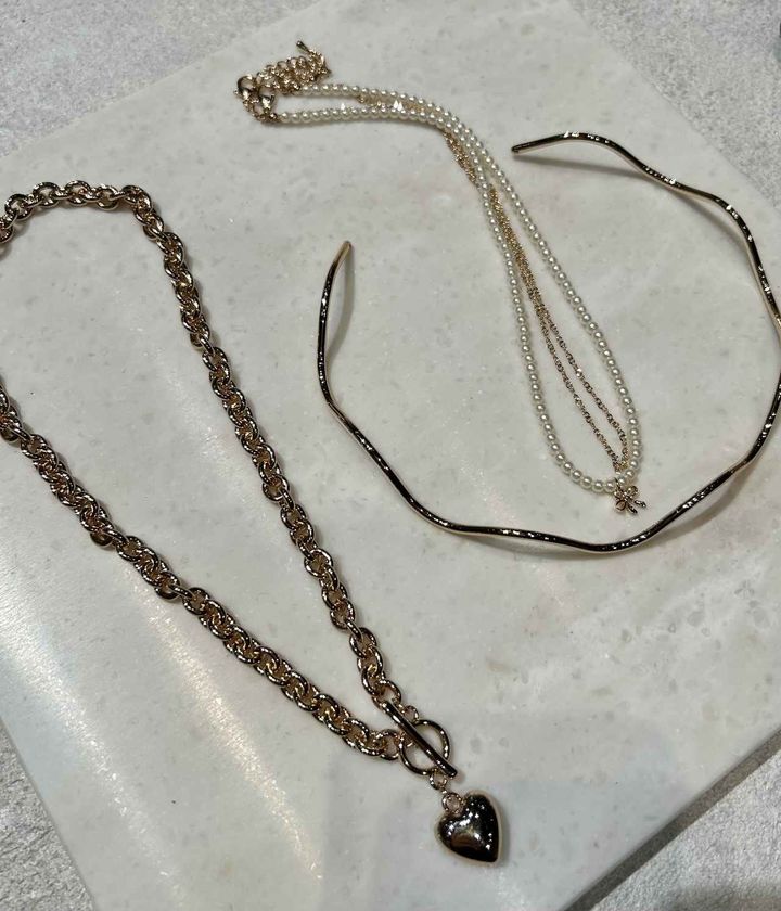 画像: 【GU】ハートモチーフボリュームチェーンネックレス¥590、ウェーブメタルチョーカー¥590 www.gu-global.com