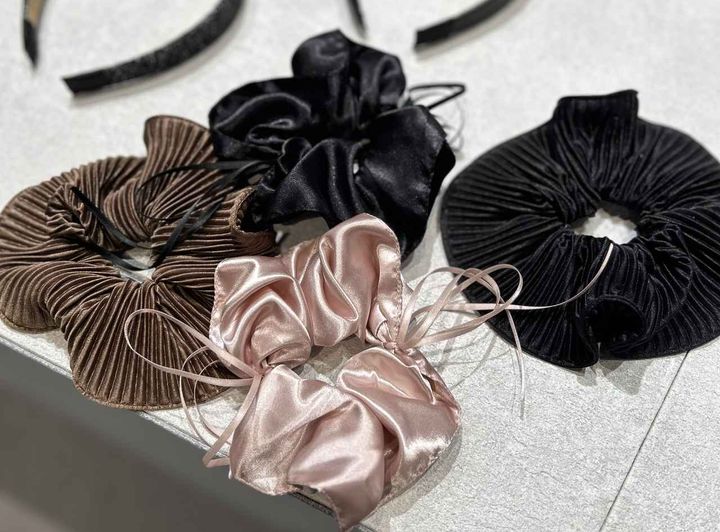 画像: 【GU】サテンリボンシュシュ各¥590、プリーツシュシュ各¥590 www.gu-global.com