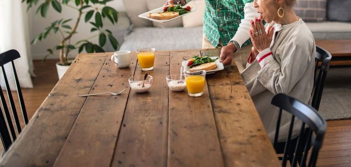 妻に朝食を提供している男性